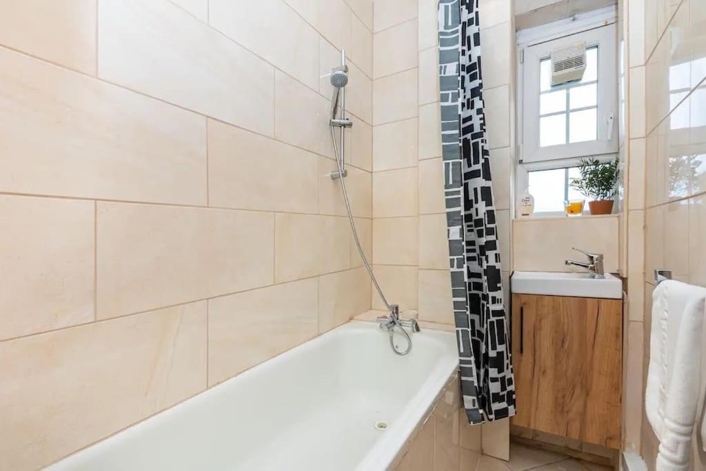 Tranquil 1Br In South Bank With Onsite Parking Apartment Лондон Екстериор снимка